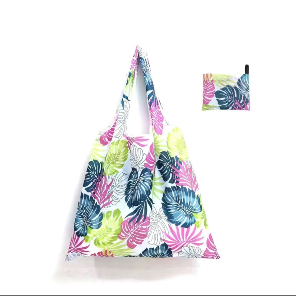 NWT Travel Shopping Bag Leaves